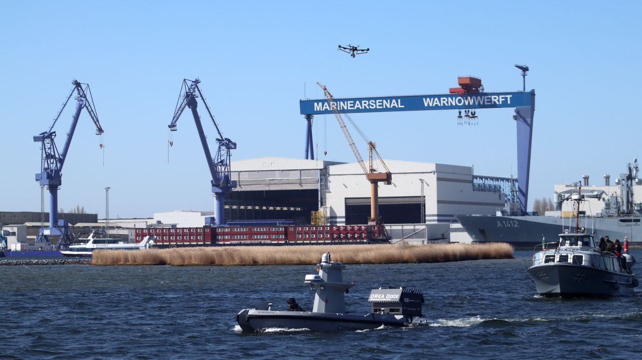 Vor dem Marinearsenal: FLANQ Q-RECON24 USV mit CiS ORKA Dock und fliegender ORKA Drohne