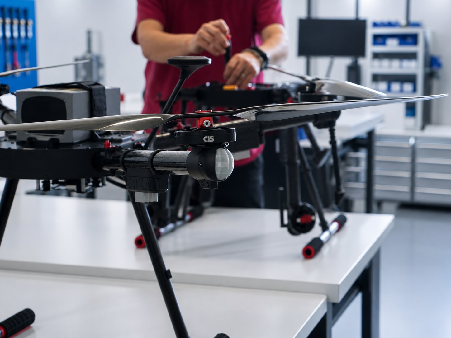 Von Design, Hardware und Flugsteuerung bis zu Bedienersoftware, Schnittstellen und Lagebildintegration entwickelt CiS die entscheidenden Komponenten selbst. Das ermöglicht eine Bedienung so intuitiv wie bei einer Consumer-Drohne, erfüllt aber die operationellen Anforderungen professioneller und militärischer Einsätze.