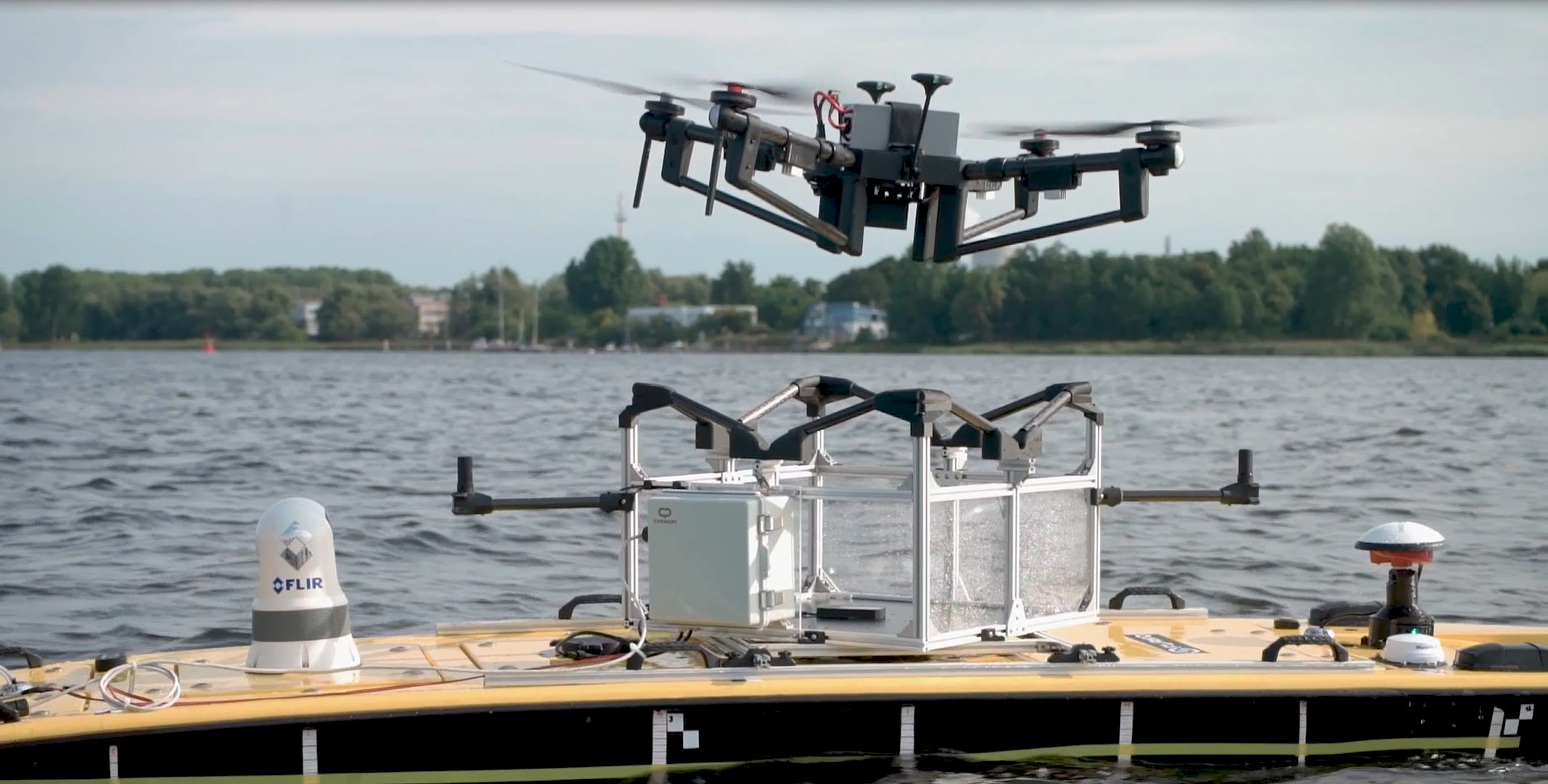 Zuverlässiger Betrieb in maritimen Einsatzumgebungen Erg&auml;nzend dazu erm&ouml;glicht die robuste Systemarchitektur des ORKA einen durchg&auml;ngigen Betrieb auch unter dauerhaft anspruchsvollen Umweltbedingungen. Die Kombination aus widerstandsf&auml;higer Hardware, redundanten Sicherheitsmechanismen und einer speziell f&uuml;r maritime Szenarien entwickelten Steuerungssoftware sorgt f&uuml;r hohe Verf&uuml;gbarkeit und Betriebssicherheit. Dadurch lassen sich wiederkehrende Eins&auml;tze planbar durchf&uuml;hren, Ausfallzeiten&hellip;