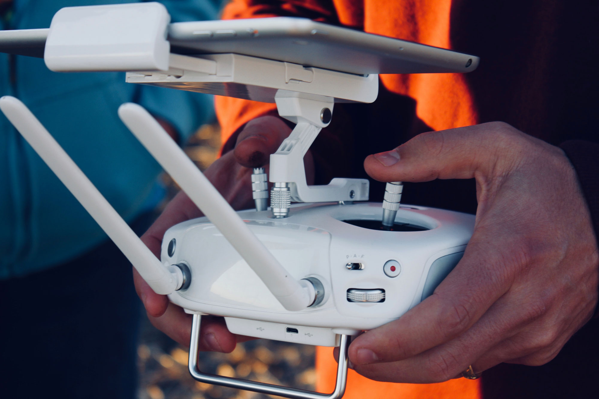 Schulungen Mit uns zum A2 Drohnen-Führerschein! Als vom LBA anerkannte Stelle (DE.PStF.026) bilden wir Drohnenpiloten in Theorie und Praxis für den gewerblichen und privaten UAV-Einsatz aus.