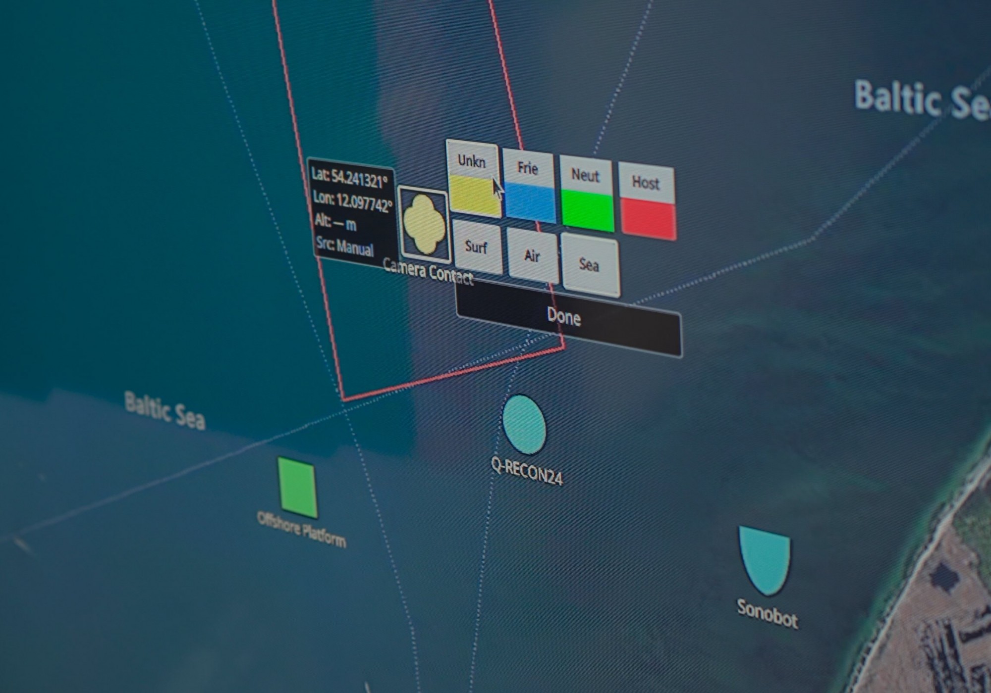 Mit MissionControl verbinden wir Flugsteuerung, Nutzlasten, Livebild, Telemetrie und Lagebildanbindungen in einer Oberfläche. So werden Sensor-, Geo- und Infrastrukturdaten zu nutzbaren Entscheidungsgrundlagen für Einsatz, Betrieb und Planung. Unsere Software schafft die Verbindung zwischen Drohne, Operator, Sensorik und übergeordneten Systemen.