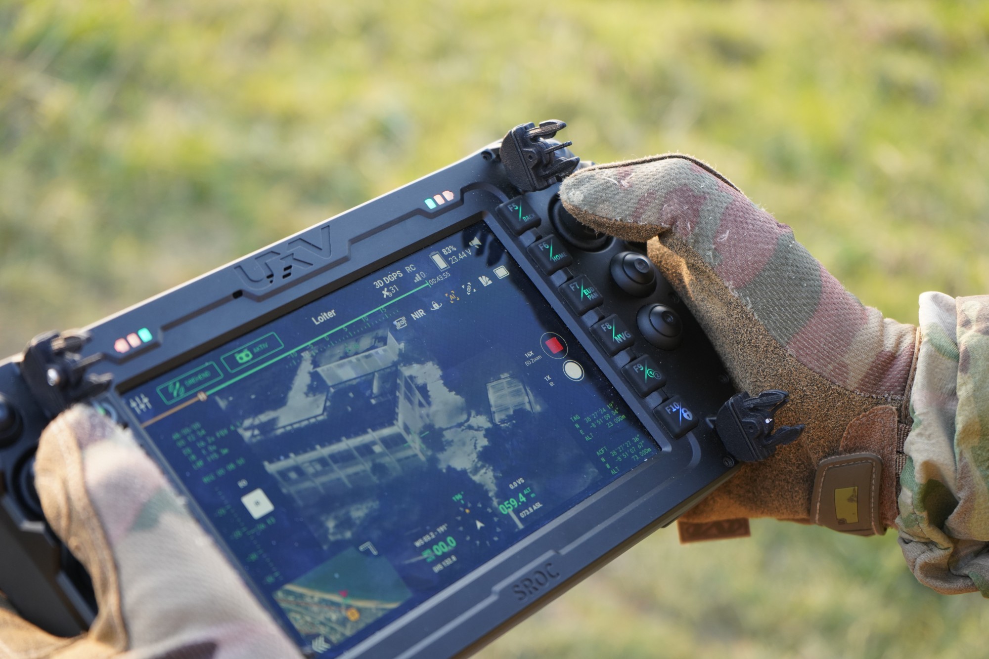 Die Fernsteuerung des ORKA ist nach MIL-STD-810H zertifiziert und erfüllt die Schutzklasse IP65. Damit ist sie äußerst robust und widersteht selbst rauen Einsatzbedingungen wie Stößen, Vibrationen, Wasser und Staub – ideal für anspruchsvolle Missionen in jeder Umgebung.